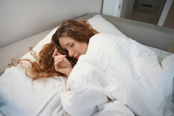 Relajada Dama Está Dormitorio Mientras Pelo Dispersa Sobre Almohada Sus — Foto de Stock