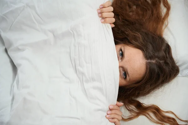 Playful Lady Lies White Bed Linen Only Her Blue Eyes — Stock Photo, Image