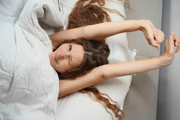Una Mujer Con Pelo Largo Levanta Las Manos Mientras Despierta —  Fotos de Stock