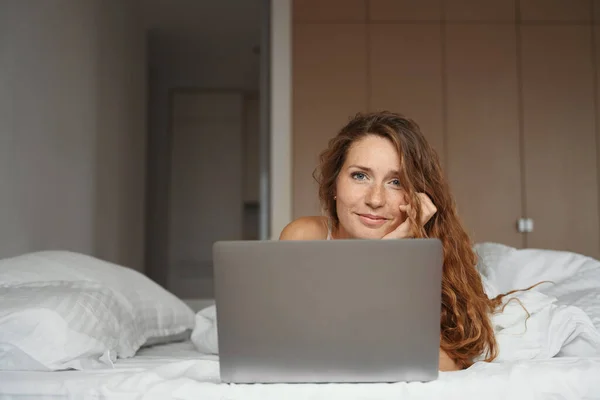 Senhora Cuidadosa Está Usando Laptop Depois Acordar Enquanto Mão Está — Fotografia de Stock