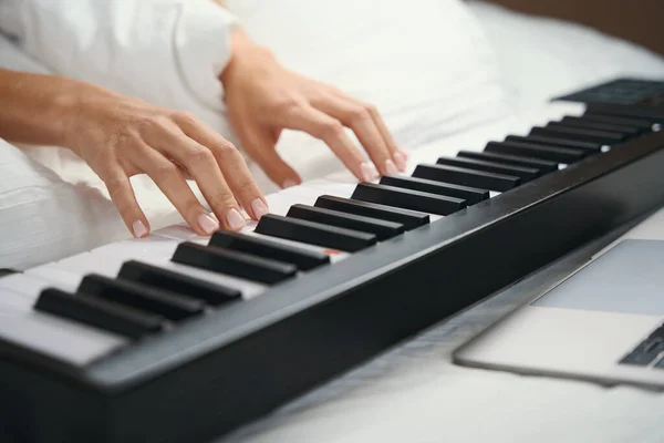 Дві Жіночі Руки Оголеним Манікюром Натискають Клавіші Синтезатора Музичної Практики — стокове фото
