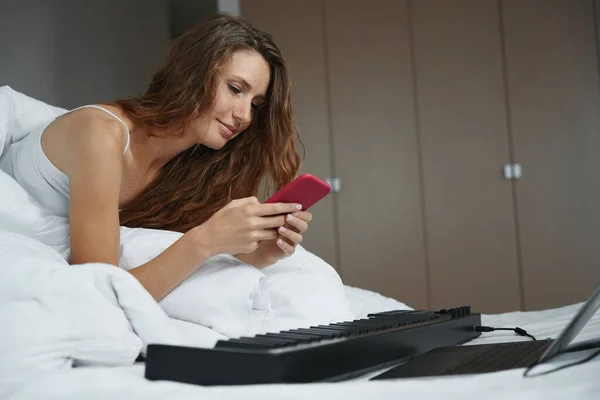 Doamna Relaxată Folosește Smartphone Timp Sintetizator Conectat Laptop Află Apropiere — Fotografie, imagine de stoc