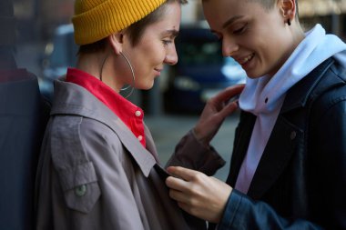 Şirin kadınlar büyük bir şehrin merkezinde güzelce sohbet ederler, hassas bir ilişkileri vardır, LGBT çiftidir.