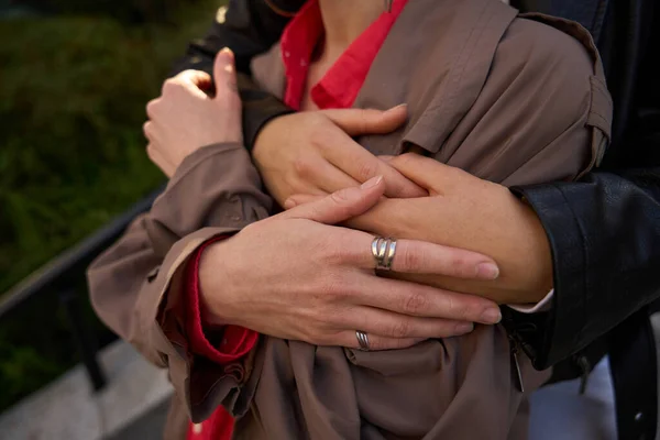 Donna Abbraccia Sua Ragazza Dal Retro Suoi Amici Stanno Sulle — Foto Stock