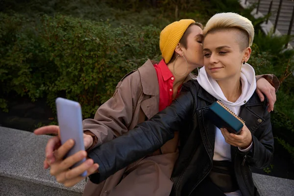 Brunetka Szepcze Ucha Blondynce Skórzanej Kurtce Robią Sobie Selfie Tle — Zdjęcie stockowe