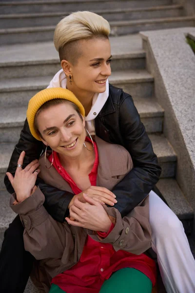 Usmívající Mladé Ženy Objímají Schodech Chodí Spolu Městě — Stock fotografie