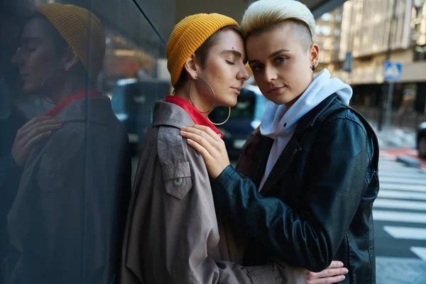 Две Женщины Обнимаются Городской Улице Рядом Современными Зданиями Пара Лгбт — стоковое фото