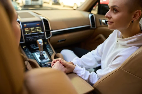 Junge Lgbt Frauen Sitzen Einem Auto Eine Frau Weißen Kapuzenpulli — Stockfoto