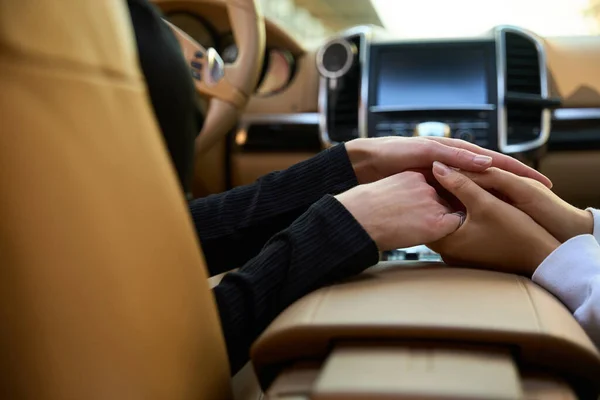 Junge Frauen Sitzen Auto Sie Halten Sich Zärtlich Den Händen — Stockfoto