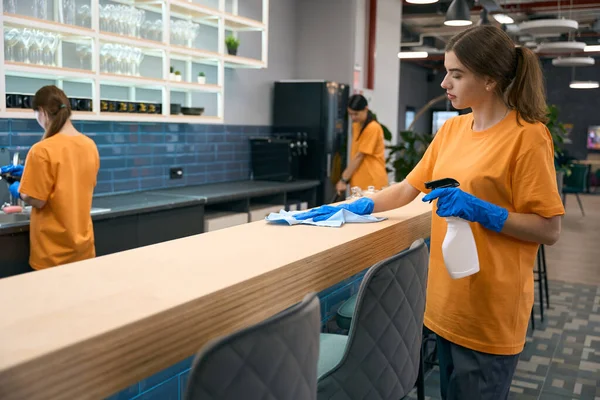Limpieza Equipos Femeninos Lava Desinfecta Superficies Área Cocina Espacio Coworking —  Fotos de Stock
