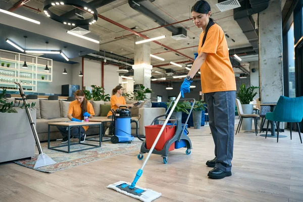 清洁公司的员工对协同工作的空间进行全面清洁 他们使用现代的专业设备 — 图库照片