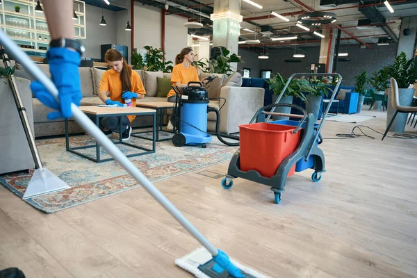Limpieza Área Coworking Los Trabajadores Utilizan Una Aspiradora Fregona Cubos — Foto de Stock