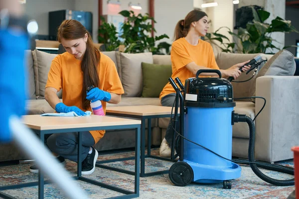 Karyawan Perusahaan Pembersih Membuat Pembersihan Menyeluruh Furnitur Dengan Vacuum Cleaner — Stok Foto