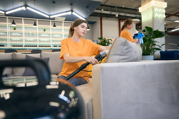 Wanita Dari Perusahaan Pembersih Ruang Kerja Bersama Menyedot Perabotan Dan — Stok Foto