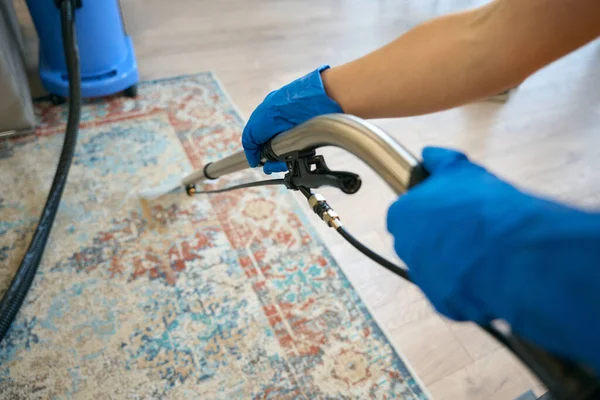 Petugas Kebersihan Dengan Sarung Tangan Pelindung Membersihkan Karpet Dengan Vacuum — Stok Foto