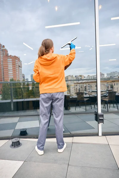 Cleaning Company Worker Comfortable Sweatshirt Washes Windows Terrace Office Center — Stock Photo, Image