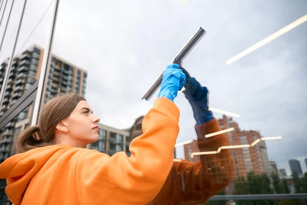 Cleaning Service Worker Warm Sweatshirt Washes Mirrored Windows Office Center — Stock Photo, Image