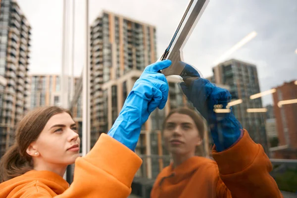 Cleaning Service Cleaner Cleaning Mirrored Windows Office Center Glass Scraper — Stock Photo, Image