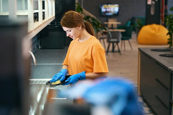 Team Female Cleaners Provides Cleaning Services Carefully Cleans Coworking Area — Stock Photo, Image