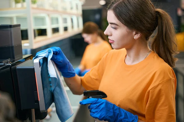 Anställd Städfirma Uniform Tvättar Kaffemaskin Coworking Område Hennes Kollega Bakgrunden — Stockfoto