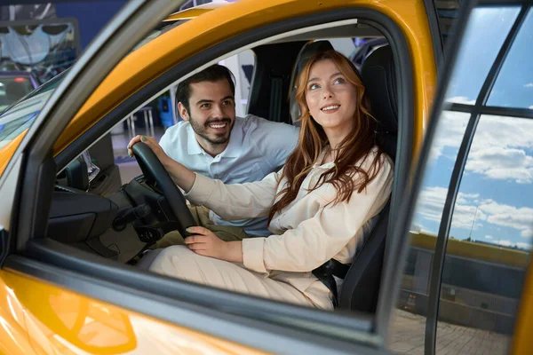 Посміхаючись Задоволені Автомобільним Дилером Клієнти Сидять Автомобілі Дивляться Вгору — стокове фото