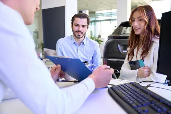 Vendedor Carros Demonstrando Contrato Compra Para Jovem Mulher Satisfeita Seu — Fotografia de Stock