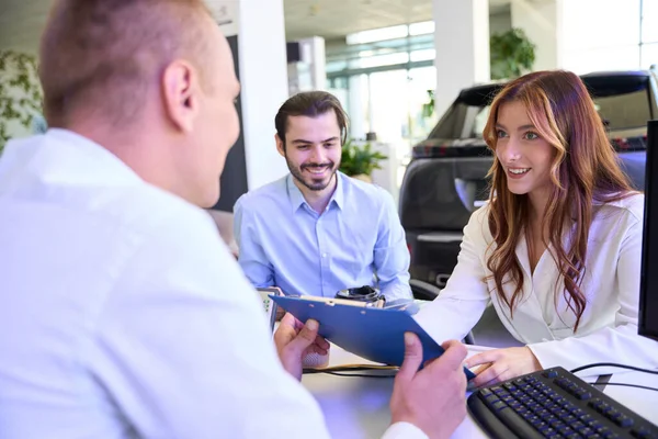 Happy Automotive Koper Ondertekening Koopovereenkomst Aanwezigheid Van Haar Tevreden Metgezel — Stockfoto