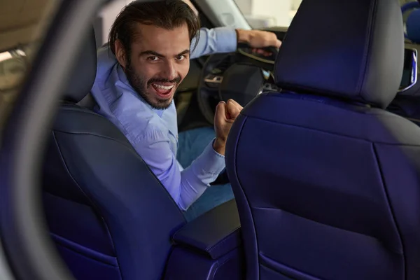 Fröhlich Lächelnder Junger Fahrer Steuer Eines Nagelneuen Kraftfahrzeugs — Stockfoto