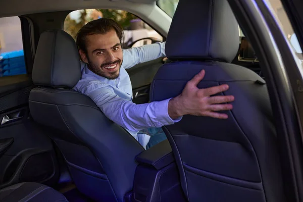 Усміхнений Впевнений Молодий Чоловік Сидить Водійському Сидінні Нового Автомобіля — стокове фото
