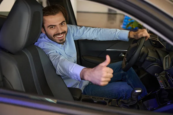 Gülümseyen Neşeli Araba Sürücüsü Direksiyon Başında Oturmuş Baş Parmak Işareti — Stok fotoğraf