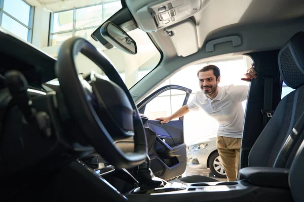 Sorrindo Feliz Jovem Comprador Potencial Olhando Dentro Carro Passageiros Através — Fotografia de Stock