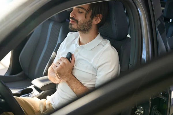 Szczęśliwy Nabywca Siedzi Kierownicą Samochodu Brelokiem Ręku — Zdjęcie stockowe