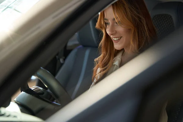 Sorrindo Feliz Jovem Sentada Volante Veículo Motor Novo — Fotografia de Stock