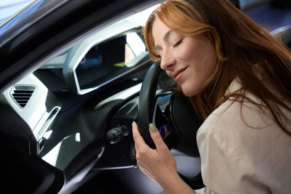 Χαμογελώντας Ευχαριστημένος Νεαρή Γυναίκα Αποκοιμιέται Στο Τιμόνι Του Αυτοκινήτου Οχήματος — Φωτογραφία Αρχείου