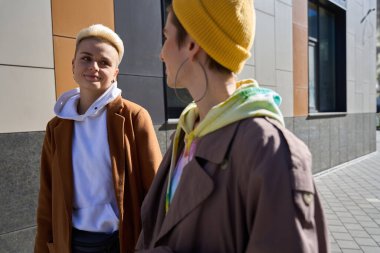 Gülümseyen kız arkadaşlar, Igbt çiftleri, metropolün sokaklarında birlikte bir hafta sonu geçirin.