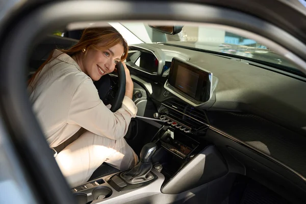 Mulher Sorridente Sentada Assento Motorista Abraçando Volante Veículo — Fotografia de Stock