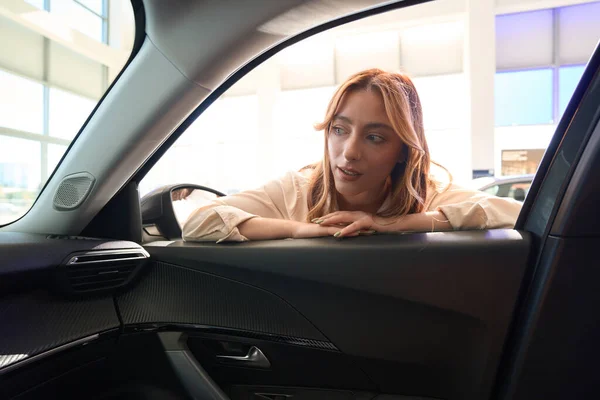 Focado Auto Concessionária Cliente Feminino Olhando Dentro Carro Passageiros Através — Fotografia de Stock