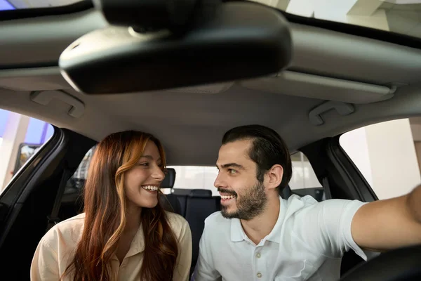 Jovem Mulher Feliz Seu Companheiro Satisfeito Sentados Carro Olhando Para — Fotografia de Stock