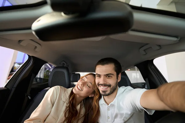 Sorrindo Jovem Mulher Encostada Ombro Seu Companheiro Feliz Carro — Fotografia de Stock