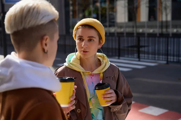 Молоді Жінки Пара Лгбт Спілкуючись Вулиці Мають Жовті Окуляри Кавою — стокове фото