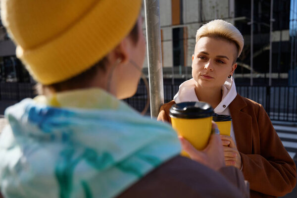 Женщины общаться и пить чай на улице большого города, они lgbt пара