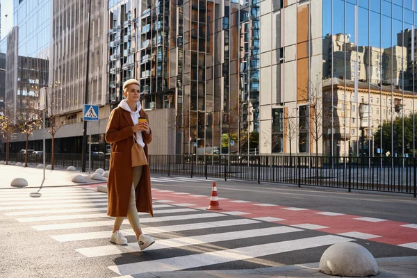 在大城市里 穿着羊毛外套的时髦女人走在人行道上 — 图库照片