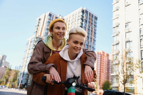 Lgbt Weibliches Paar Blond Und Brünett Fahren Zusammen Auf Dem — Stockfoto