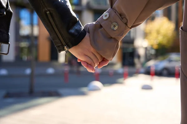 Подружки Пара Лгбт Міському Одязі Ходить Місту Тримаючись Руки — стокове фото