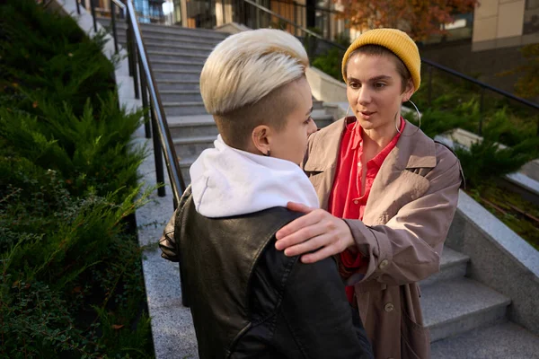 Дві Молоді Жінки Спілкуються Міських Сходах Брюнетка Поклала Руки Плечі — стокове фото
