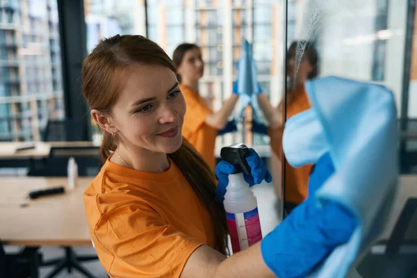 Putzfrauen Arbeiten Bürobereich Arbeitskleidung Und Gummihandschuhen Sie Haben Servietten Und — Stockfoto