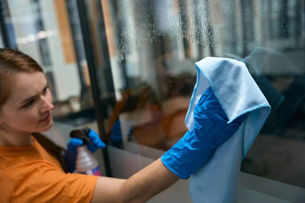 Schoonmaakster Werkt Kantoor Werkkleding Rubberen Handschoenen Gebruikt Een Spray Een — Stockfoto