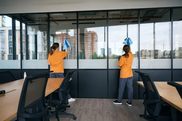 Two Female Employees Cleaning Company Washing Windows Coworking Space Special — Stock Photo, Image