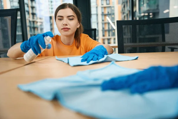 Schoonmaakbedrijf Medewerkers Uniform Rubber Beschermende Handschoenen Wassen Houten Tafels Het — Stockfoto