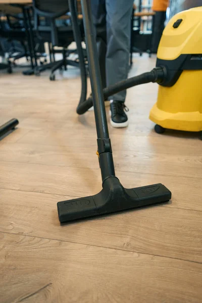 Membersihkan Ruang Kerja Sama Dengan Vacuum Cleaner Oleh Seorang Karyawan — Stok Foto
